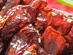 Пълнени сухи червени чушки с булгур и праз лук на фурна - снимка на рецептата